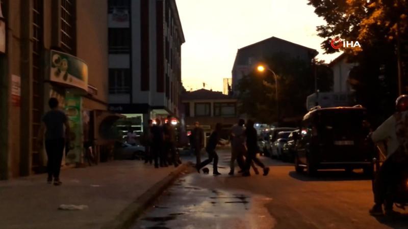 Sokak bir anda ringe döndü! Küfür kavgası kamerada