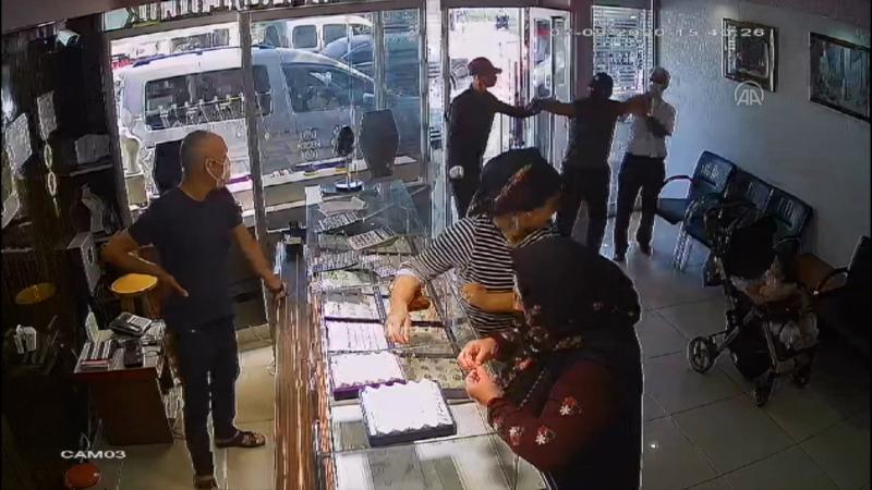 Adana'da kuyumcu soygunu kamerada