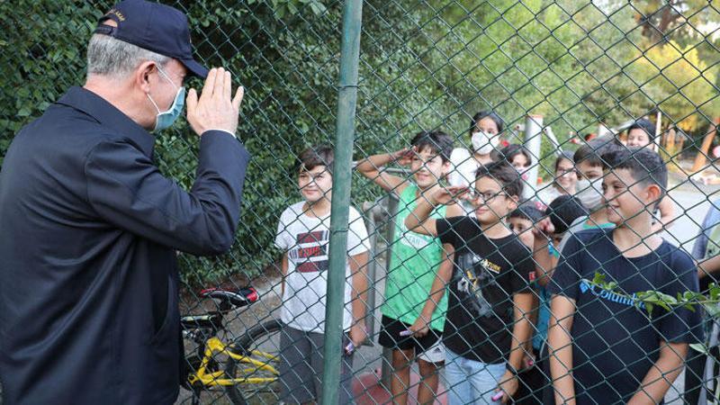Akar ve komutanların çocuklarla samimi sohbeti