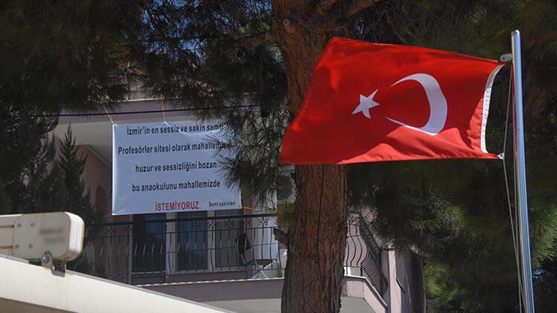 Çocuk sesine sinirlenip, balkonuna 'Anaokulunu istemiyoruz' pankartı astı