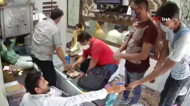 Hindistan’da Covid-19 tedbirlerine uygun kuyumcu soygunu