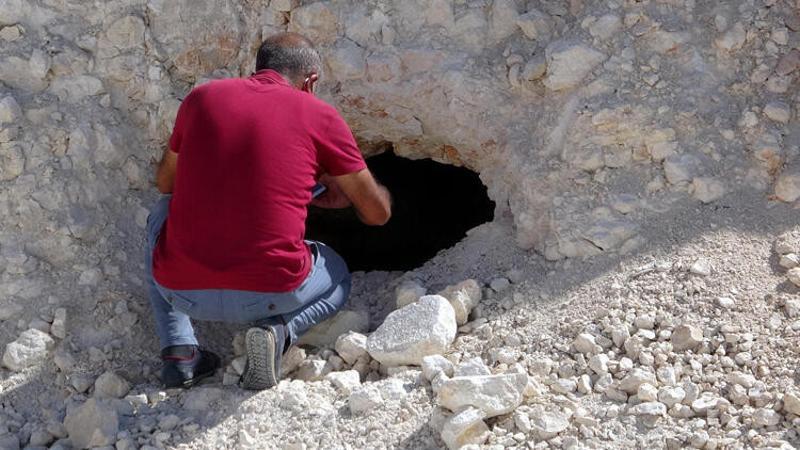 Van'da yol çalışmasında Urartular dönemine ait 2 kaya mezarı bulundu