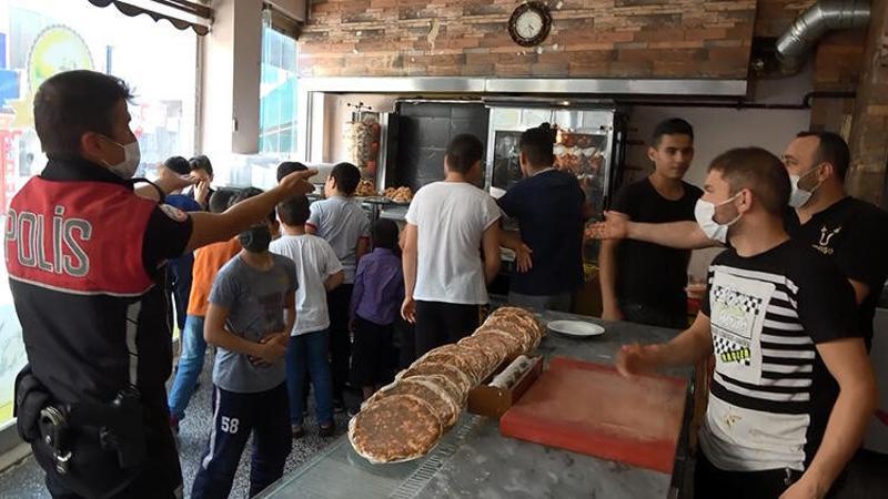 Sultangazi'de bedava döner dağıtıldı, sosyal mesafe hiçe sayıldı