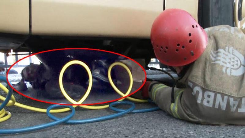 Otobüsün altına girmek isterken mahsur kaldı