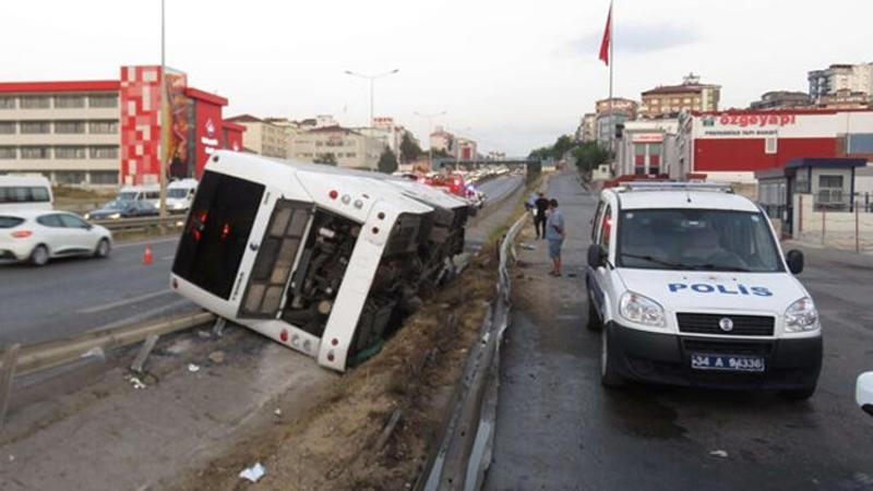 Pendik'te yolcu otobüsü yan yattı