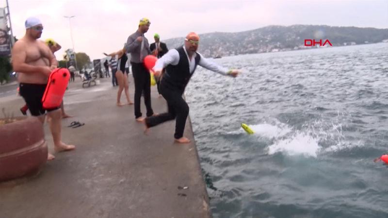 "İstanbul Boğazı'na Saygı" için takım elbiseyle yüzdüler