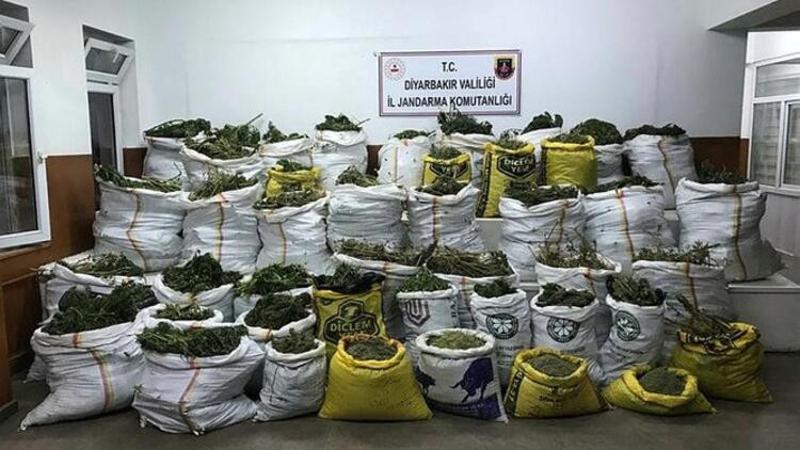 Diyarbakır'da narko- terör operasyonunda 669 kilo esrar, 510 bin kök kenevir ele geçirildi