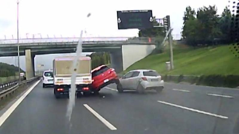 Önce otomobil sonra bariyere çarptı; kaza anı araç kamerasında