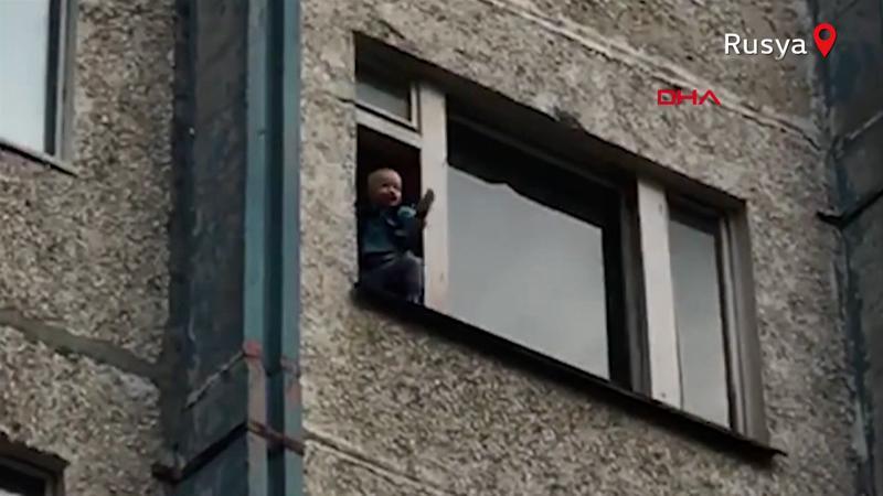 Rusya'da dehşete düşüren olay! Torununu camdan atmaya çalıştı