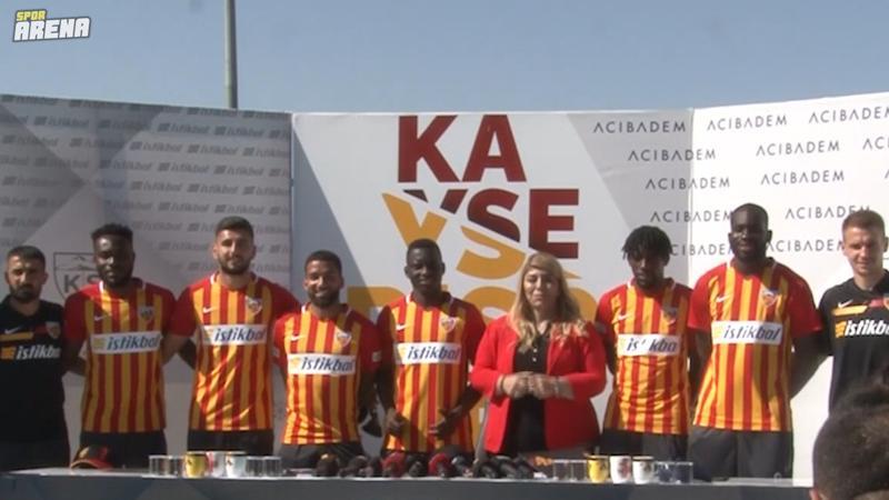 Kayserispor yeni sezonda kadrosuna kattığı 9 yeni futbolcuyu basına tanıttı.