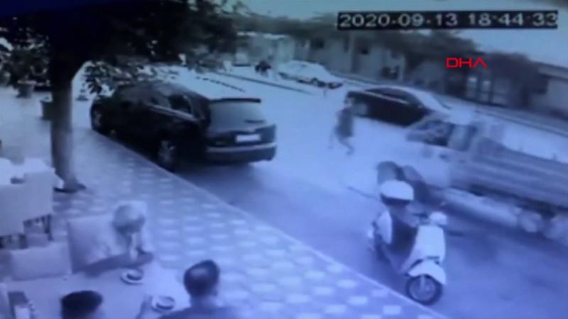 Yolun karşısına geçmek isterken araba çarptı!