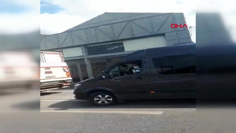 Servis şoföründen yürüyen kadına sözlü taciz! O anlar kamerada