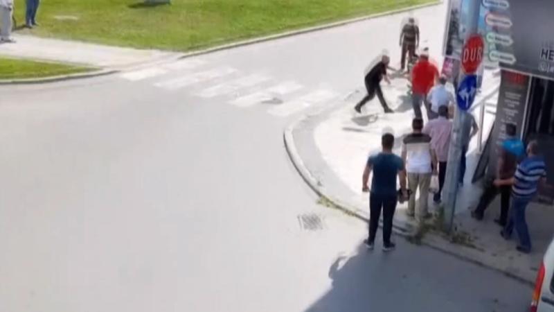 Sakarya'da şehir merkezinde satırlı kavga kamerada