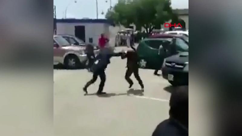 Gine lideri, Çalışma Bakanı'nı sokak ortasında dövdü