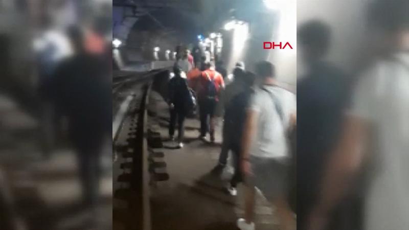 Marmaray'daki arıza sonrası yolcular rayların üzerinde yürüyerek dışarı çıktı