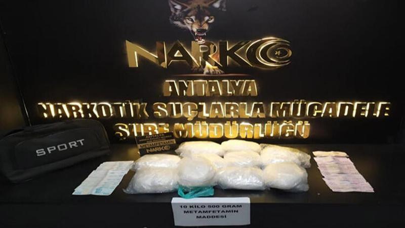Antalya'ya uyuşturucu madde sokmak isteyen 3 kişi, kovalamacayla yakalandı