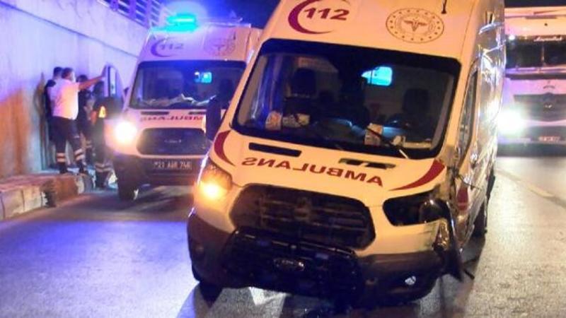 Direksiyon hakimiyetini kaybeden ambulans sürücü kaza yaptı