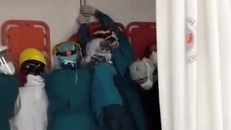 Hastaneyi bastılar, sağlık çalışanları mahsur kaldı