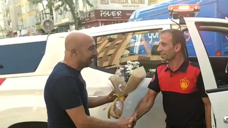Yangına çağrılan itfaiye ekibine çiçek ve alkışlı karşılama