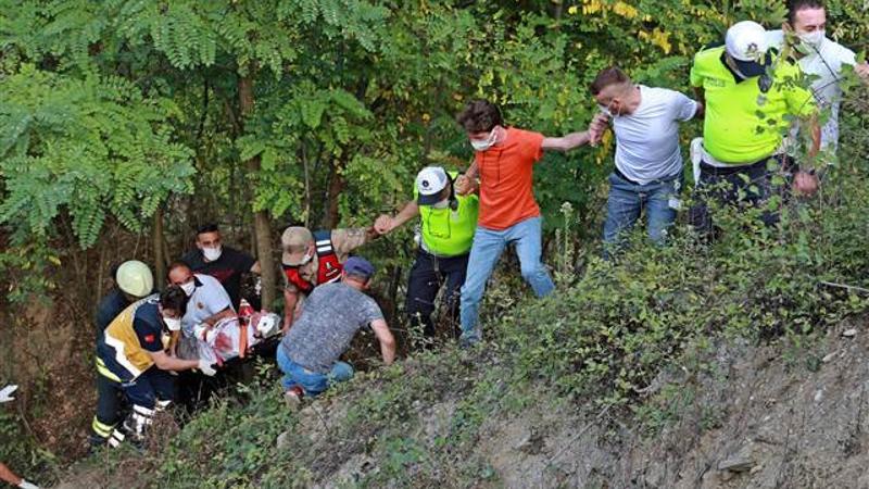 Hafif ticari araç kanala düştü; yaralılar için insan zinciri oluşturuldu