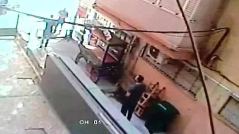 Çalışanın iş yeri sahibini silahla vurma anı kamerada