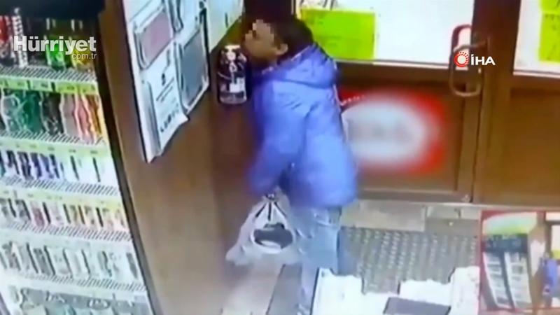İlginç görüntü! Market müşterisi su içer gibi dezenfektan içti