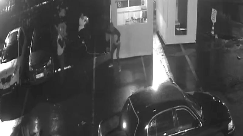 Bakırköy'de araç kiralama şirketi sahibine silahlı saldırı kamerada
