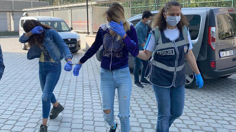 Çaldıkları altın ve özel aparatları polis otosuna saklamışlar