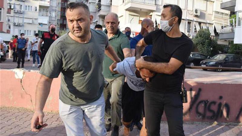 Emniyetten eli kelepçeli kaçtı, arkadaşının evinde yakalandı