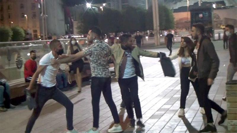 Taksim Meydanı’nda tekme ve tokatlı kavga! O anlar kamerada