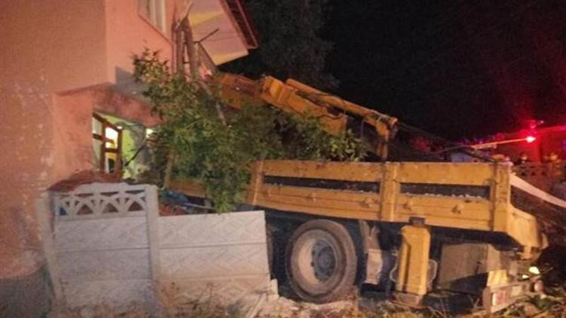 Freni boşalan vinç, eve girdi