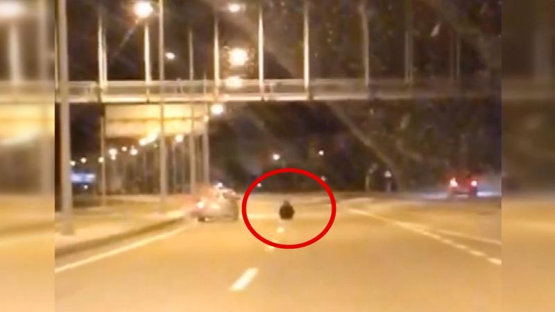 Otoyolda yol ortasına oturan kadın, ölüme davetiye çıkardı
