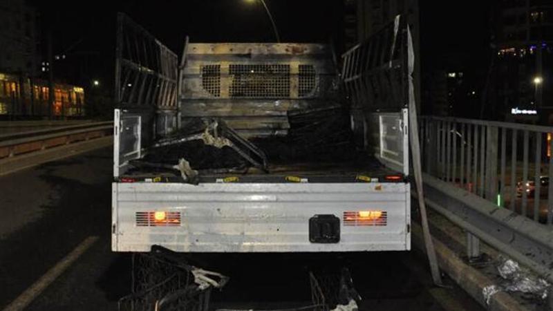 Koltuk yüklü kamyonet seyir halindeyken yandı
