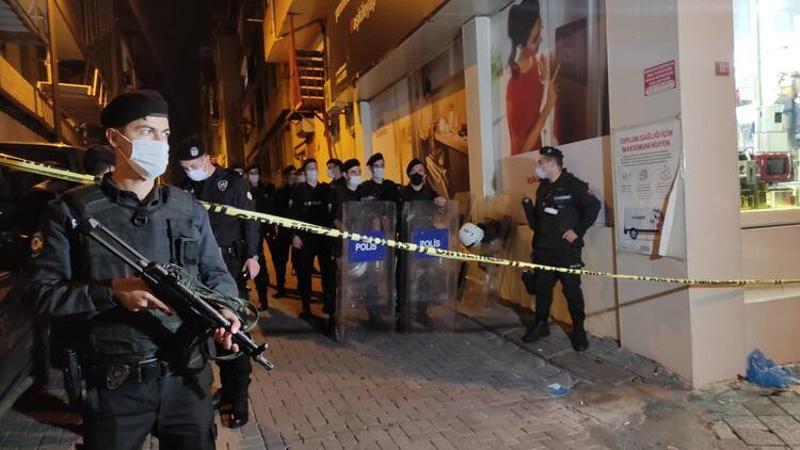 Zeytinburnu'nda polis kavgaya müdahale ederken yaşanan arbedede 2 kişi yaralandı