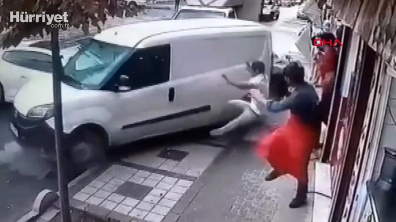 Bağcılar'da kaldırımdaki gençlerin ölümden döndüğü anlar kamerada