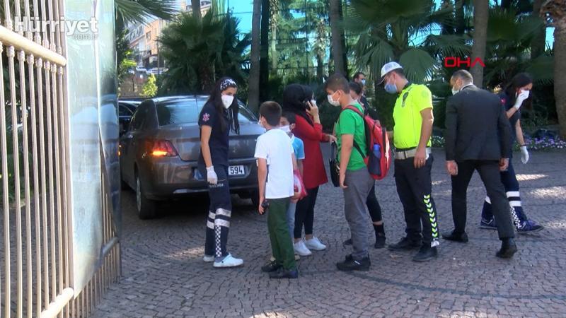 Kağıthane'de öğrenci servisine otomobil çarptı 3 öğrenci hafif şekilde yaralandı