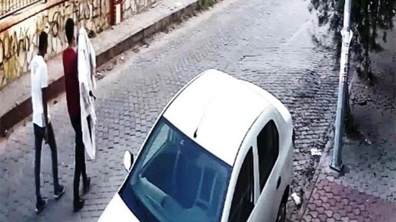 Çaldığı televizyonu böyle götürdü
