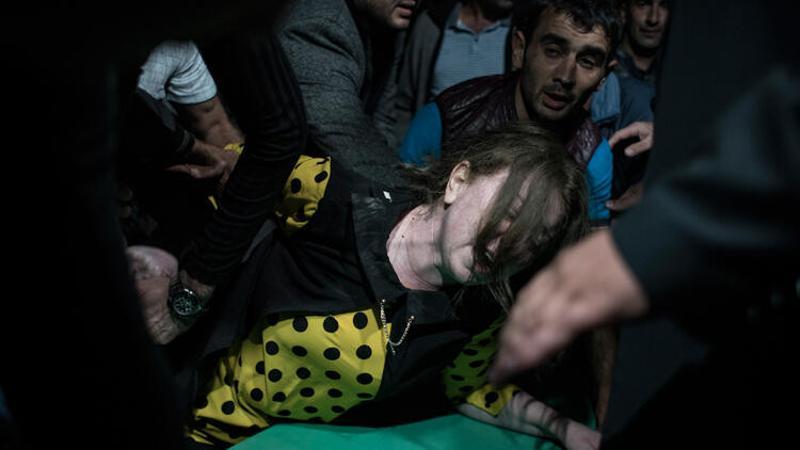Ermenistan'ın mezarlıkta hedef aldığı sivillerin cenazeleri, saldırı ihtimaline karşı akşam defnedildi