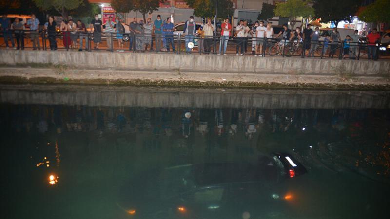 Kanala uçan otomobili görmek için sıraya girenler, koronavirüs tedbirlerini hiçe saydı