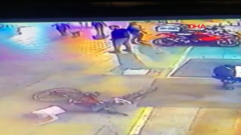 Esenler'de bisikletli çocuğu iterek düşürdü