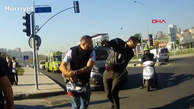 Kağıthane'de trafik magandası terör estirdi; önünü kestiği motosikletliyi tokatladı
