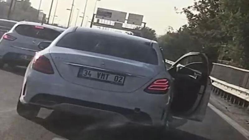 Seyir halindeki otomobilden ayağını sarkıtarak yolculuk yaptı