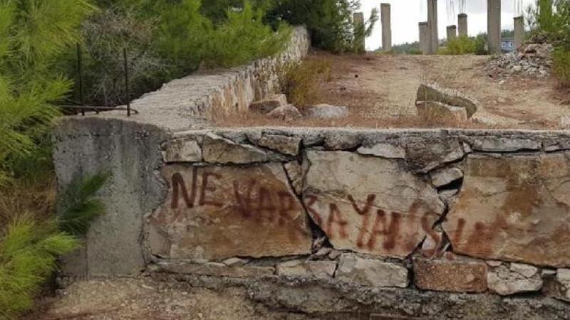 Hatay'daki yangın bölgesi yakınında 'Ne varsa yansın' yazısı