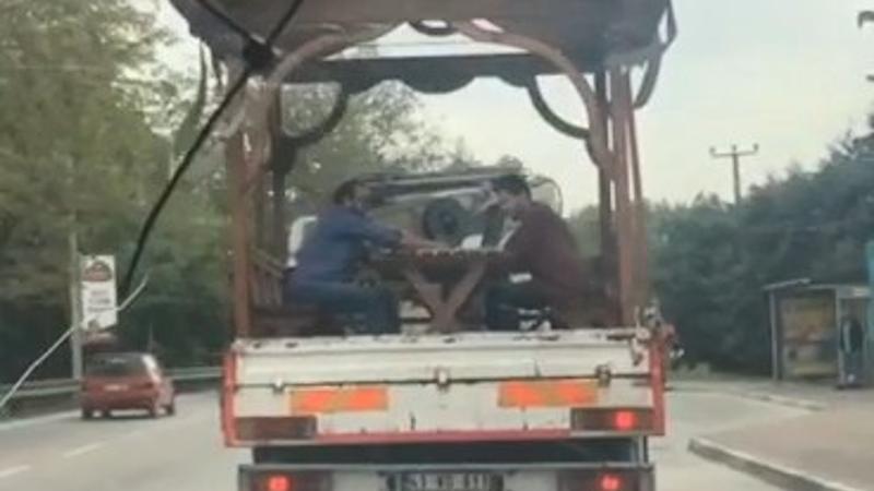 Şoke eden görüntü! Seyir halindeki kamyonetin kasasında tavla keyfi...