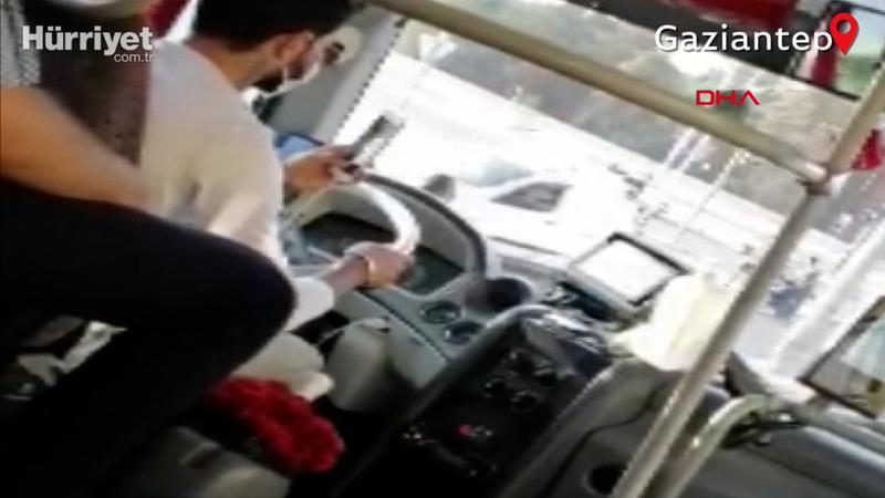 Otobüs şoförü direksiyon başında video çekti