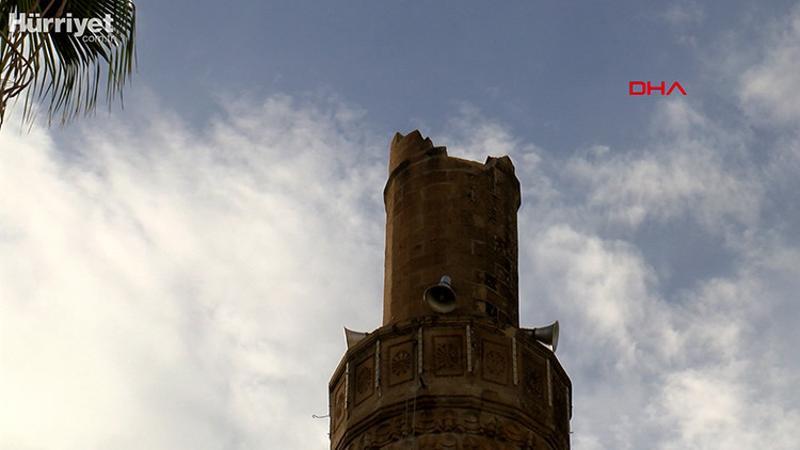 Kumluca'da şiddetli fırtına minareyi devirdi