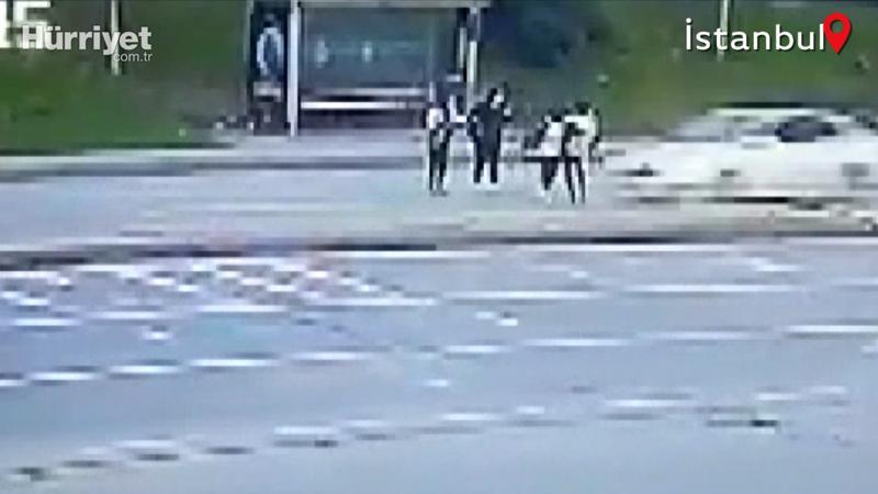 Arnavutköy'de otomobilin iki genç kıza çarpma anı kamerada