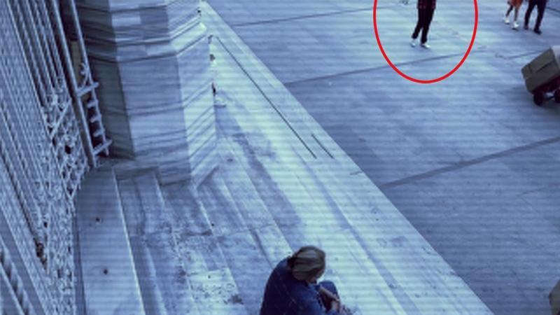 Sokaktaki genç şaşkın bakışlar arasında yükseldi