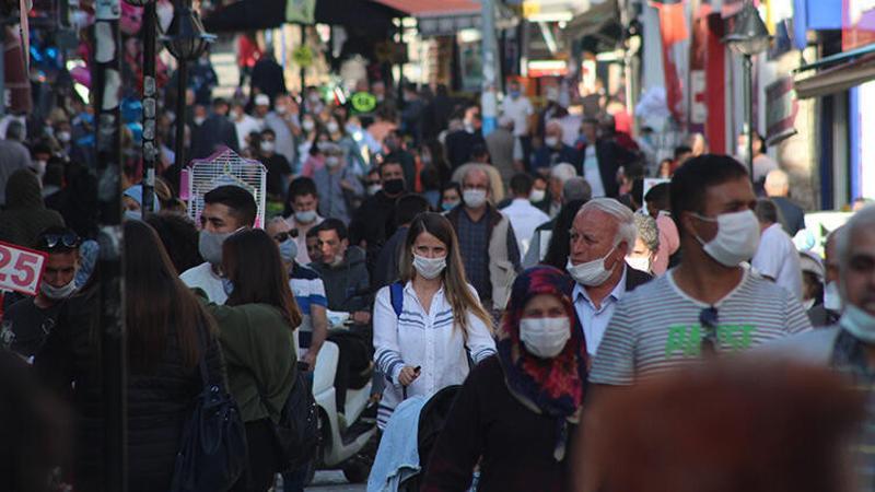 Edirne caddelerinde sosyal mesafe unutuldu