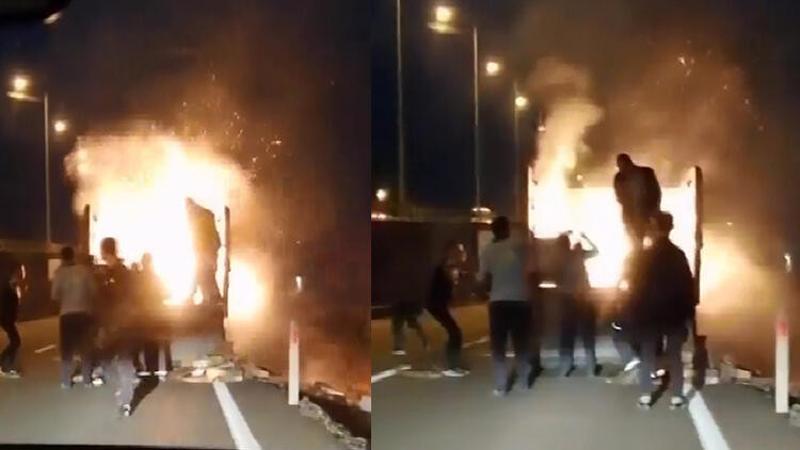 Kamyonet kasasındaki yangının söndürmek için seferler oldular